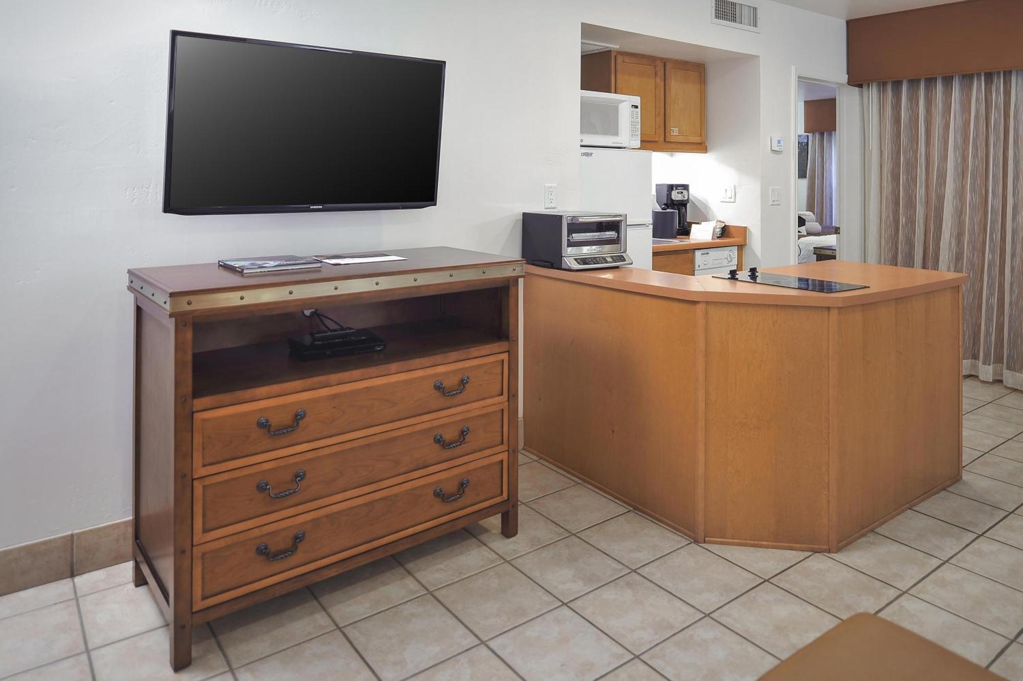 Two-Bedroom Suite with Two King Beds, Balcony and Mountain View