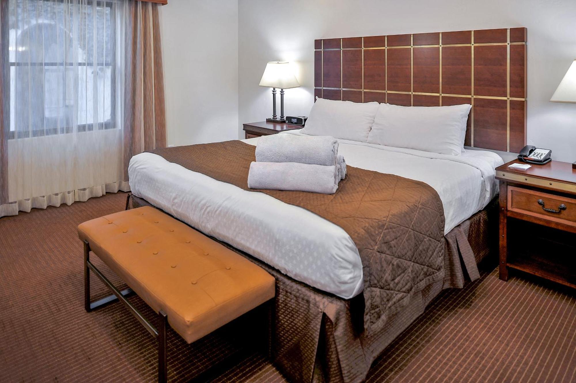 Two-Bedroom Suite Two King Beds Balcony Mountain View