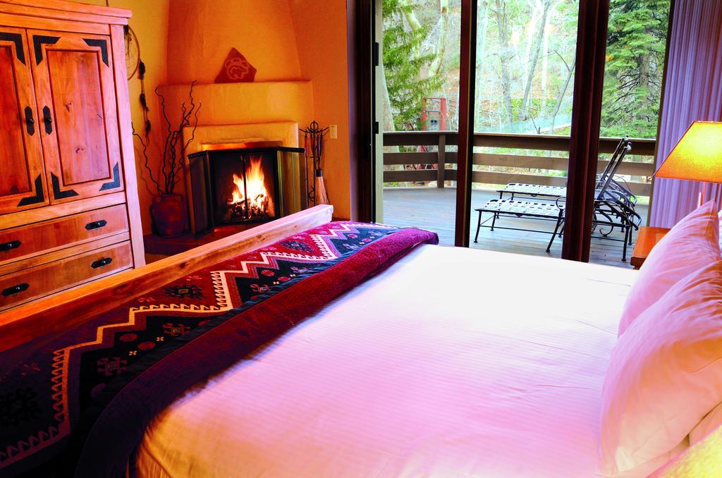 Two-Bedroom Cottage with Creek View,699327510:JPEG